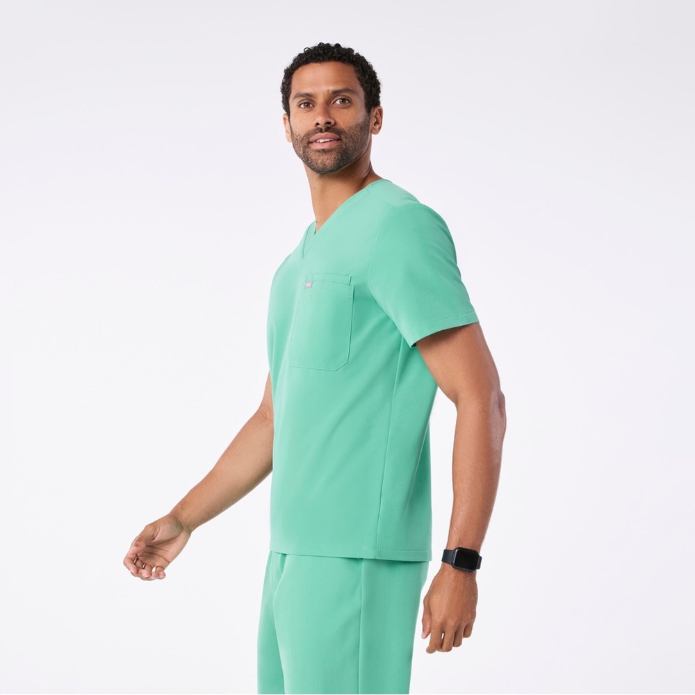 FIGS Men’s Leon Three-Pocket Scrub Top in Surgical Green Color (NWT)